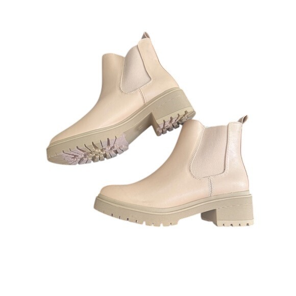 Amazon Essentials Shoes - Amazon Essentials Women's Beige Chelsea Lug Sole Boots Size 6
